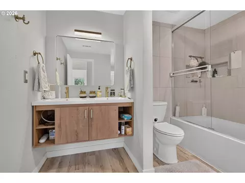 Bath - 207 W 52nd Ave, Eugene, OR 97405 photo 5 of 5