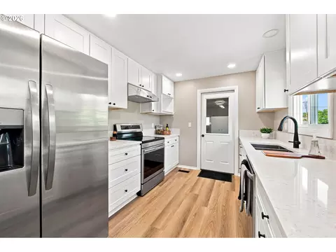 Kitchen - 987 Baxter St, Eugene, OR 97402 photo 3 of 9