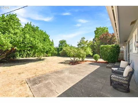Exterior - 987 Baxter St, Eugene, OR 97402 photo 5 of 11