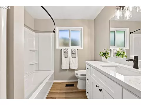 Bath - 987 Baxter St, Eugene, OR 97402 photo 2 of 4
