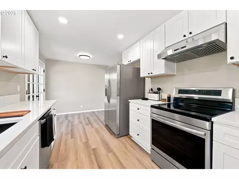 Kitchen - 987 Baxter St, Eugene, OR 97402 photo 8 of 9