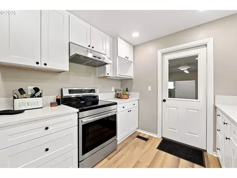 Kitchen - 987 Baxter St, Eugene, OR 97402 photo 6 of 9