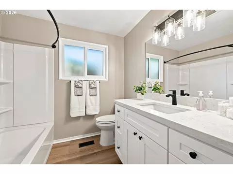 Bath - 987 Baxter St, Eugene, OR 97402 photo 1 of 4