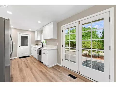 Kitchen - 987 Baxter St, Eugene, OR 97402 photo 1 of 9