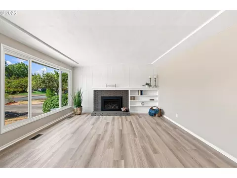 Living - 987 Baxter St, Eugene, OR 97402 photo 1 of 4