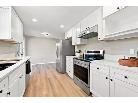 Kitchen - 987 Baxter St, Eugene, OR 97402 photo 9 of 9