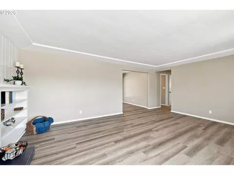 Living - 987 Baxter St, Eugene, OR 97402 photo 3 of 4