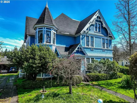 18 S Collier St, Coquille, OR 97423