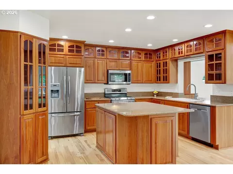 Kitchen - 1774 River Pointe Loop, Eugene, OR 97408 photo 3 of 6
