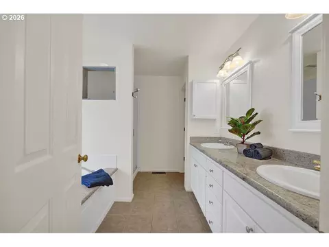 Bath - 1774 River Pointe Loop, Eugene, OR 97408 photo 3 of 5