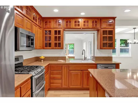 Kitchen - 1774 River Pointe Loop, Eugene, OR 97408 photo 5 of 6
