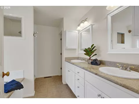 Bath - 1774 River Pointe Loop, Eugene, OR 97408 photo 2 of 5