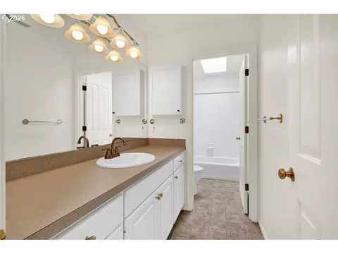 Bath - 1774 River Pointe Loop, Eugene, OR 97408 photo 5 of 5