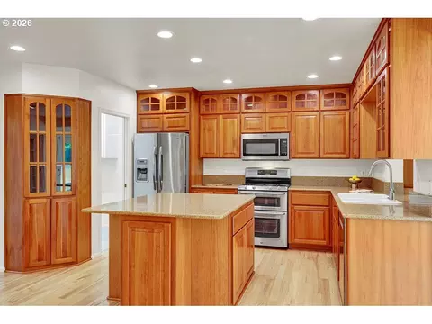 Kitchen - 1774 River Pointe Loop, Eugene, OR 97408 photo 4 of 6