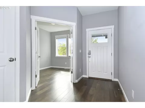 Entry Way - 5817 SE 33rd St, Gresham, OR 97080 photo 1 of 2