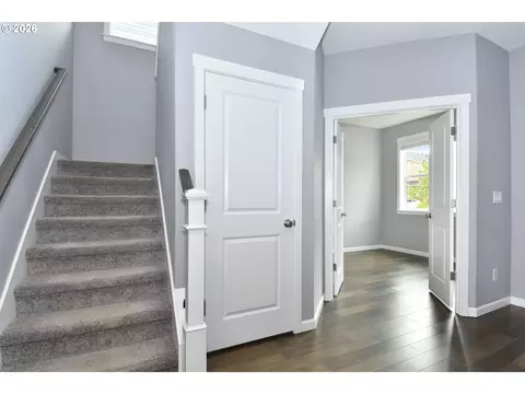 Entry Way - 5817 SE 33rd St, Gresham, OR 97080 photo 2 of 2