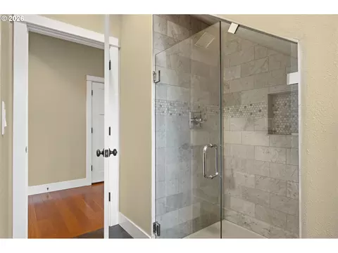Bath - 1930 Sterling Park Pl, Eugene, OR 97408 photo 2 of 7