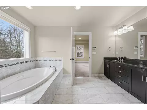 Bath - 1930 Sterling Park Pl, Eugene, OR 97408 photo 4 of 7