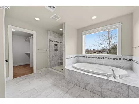 Bath - 1930 Sterling Park Pl, Eugene, OR 97408 photo 5 of 7