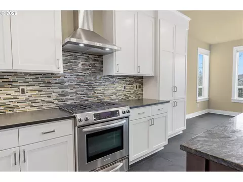 Kitchen - 1930 Sterling Park Pl, Eugene, OR 97408 photo 4 of 4