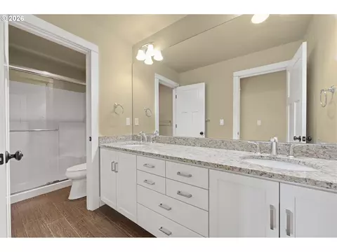 Bath - 1930 Sterling Park Pl, Eugene, OR 97408 photo 6 of 7