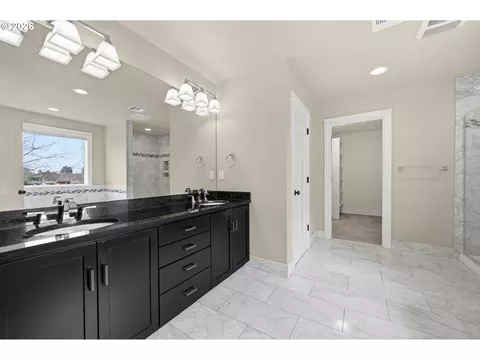 Bath - 1930 Sterling Park Pl, Eugene, OR 97408 photo 3 of 7