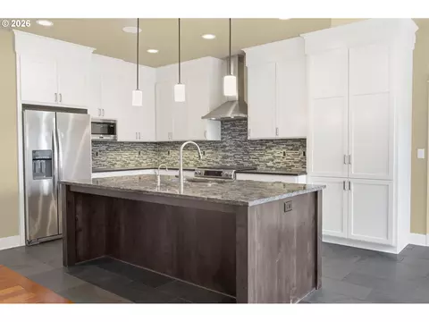 Kitchen - 1930 Sterling Park Pl, Eugene, OR 97408 photo 2 of 4