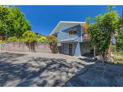 2150 N 11th St, Coos Bay, OR 97420