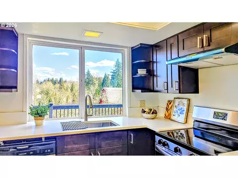 Kitchen - 7326 SE 252nd Ave, Gresham, OR 97080 photo 3 of 4