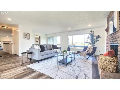 Living - 7326 SE 252nd Ave, Gresham, OR 97080 photo 2 of 5