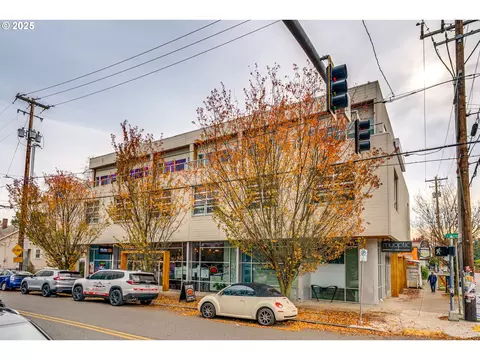 16 NE Shaver St #203, Portland, OR 97212