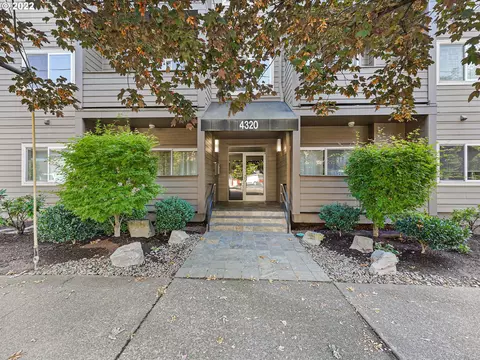 4320 S Corbett Ave #206, Portland, OR 97239