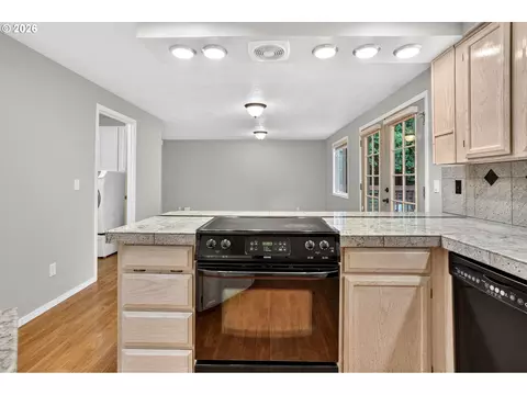 Kitchen - 50 SW Willowbrook Pl, Gresham, OR 97080 photo 3 of 6