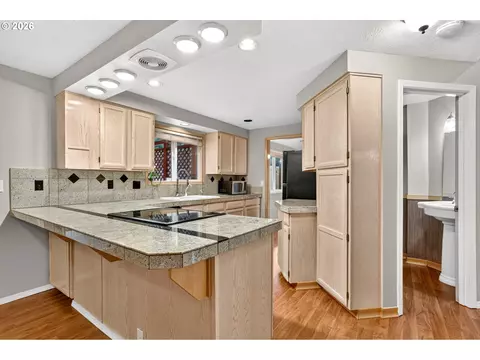 Kitchen - 50 SW Willowbrook Pl, Gresham, OR 97080 photo 6 of 6