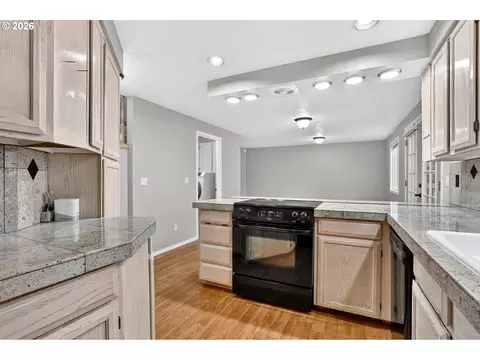 Kitchen - 50 SW Willowbrook Pl, Gresham, OR 97080 photo 1 of 6