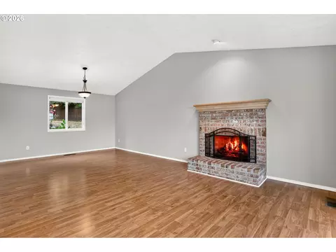 Living - 50 SW Willowbrook Pl, Gresham, OR 97080 photo 2 of 12