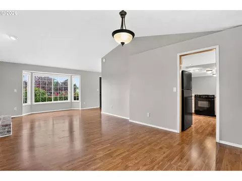Living - 50 SW Willowbrook Pl, Gresham, OR 97080 photo 4 of 12