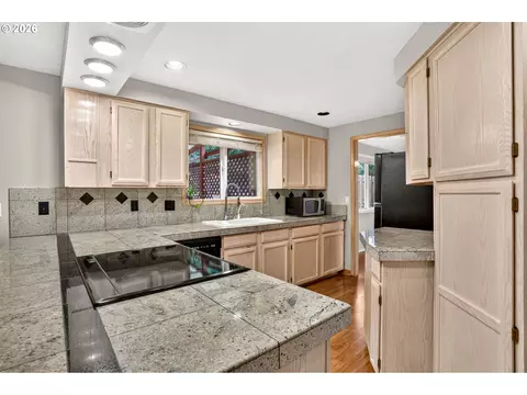Kitchen - 50 SW Willowbrook Pl, Gresham, OR 97080 photo 5 of 6