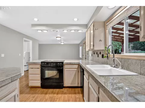 Kitchen - 50 SW Willowbrook Pl, Gresham, OR 97080 photo 2 of 6