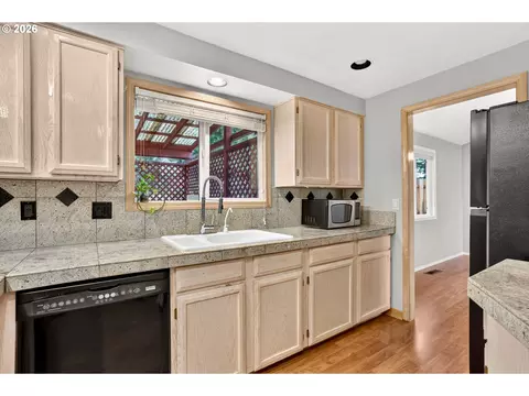 Kitchen - 50 SW Willowbrook Pl, Gresham, OR 97080 photo 4 of 6