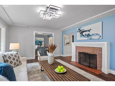 Living - 1025 NW Wallula Ave, Gresham, OR 97030 photo 2 of 4