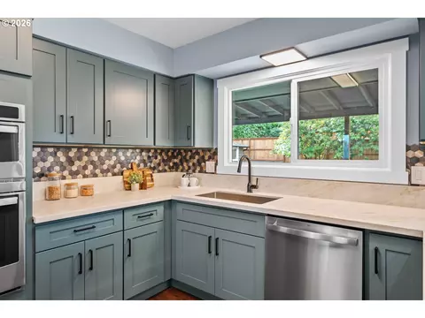 Kitchen - 1025 NW Wallula Ave, Gresham, OR 97030 photo 7 of 7