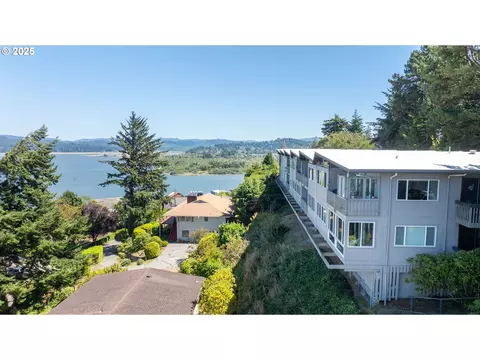 290 N 3rd Ct #7, Coos Bay, OR 97420