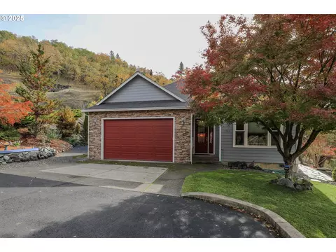 1763 NE Rocky Dr, Roseburg, OR 97470