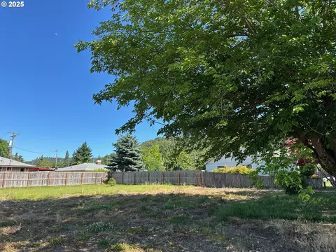 445 W Elizabeth St, Roseburg, OR 97471