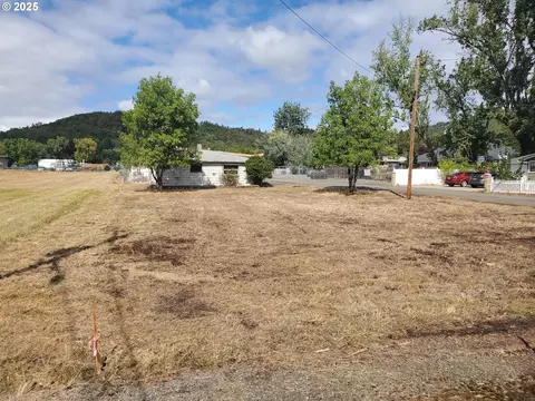 132 NE Sawyers Ln, Roseburg, OR 97470