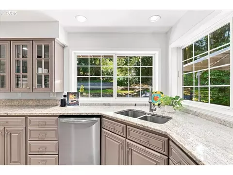 Kitchen - 2840 NW Walden Dr, Camas, WA 98607 photo 2 of 5
