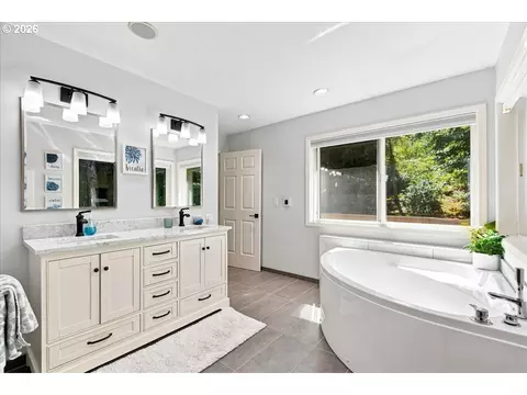 Bath - 2840 NW Walden Dr, Camas, WA 98607 photo 2 of 5