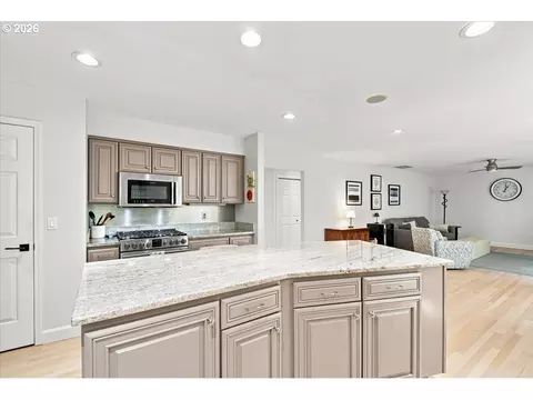 Kitchen - 2840 NW Walden Dr, Camas, WA 98607 photo 4 of 5