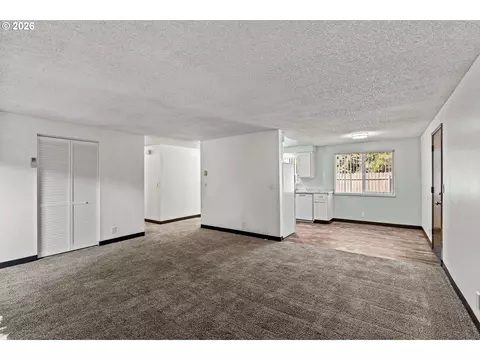 Living - 2702 Tomahawk Ln, Eugene, OR 97401 photo 2 of 3